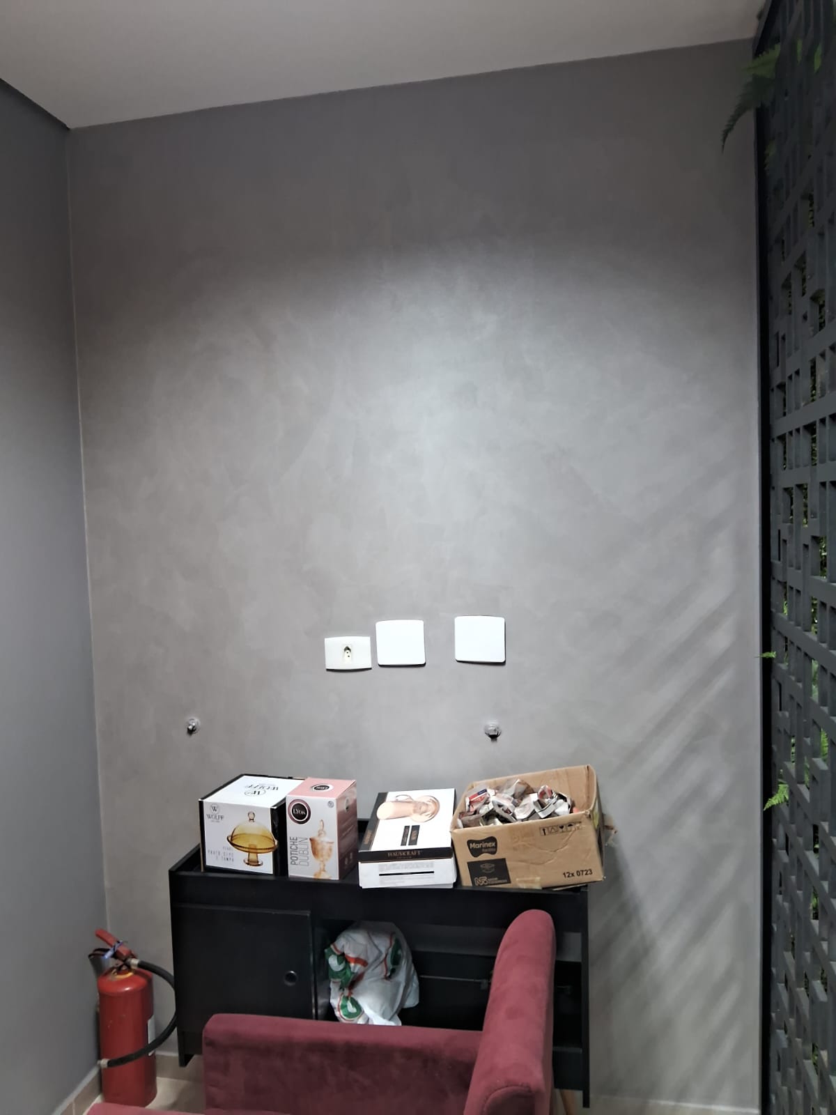 Parede com efeito marmorato em tom cinza aplicado à mão